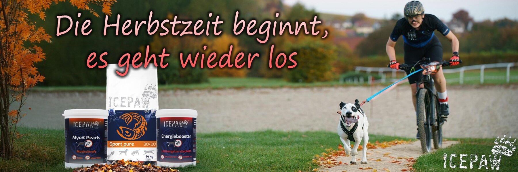 Ein herbstliches Bild von Bikejöring, das einen sportlichen Hund und eine Radfahrerin auf einem Waldweg zeigt. Im Shop werden die Produkte Myo3 Pearls, Energiebooster und das Trockenfutter Sport Pure beworben.